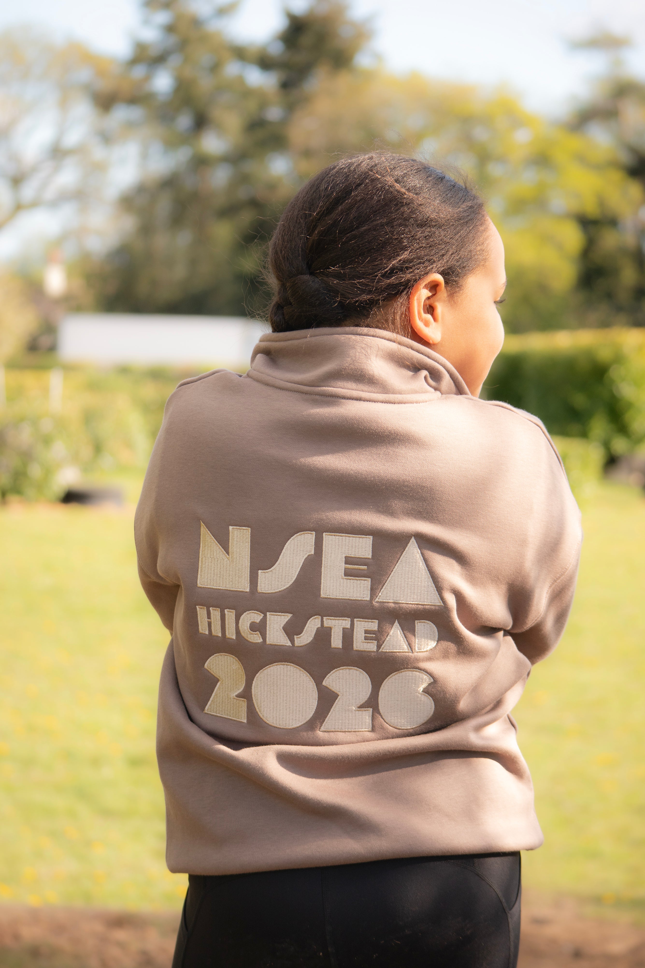 NSEA Hickstead Champs 2026 Half Zip Sweatshirt Walnut/Cream logo